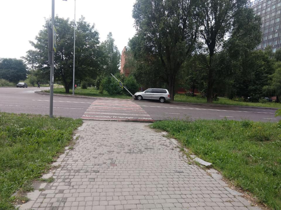 У Львові автівка врізалась у знак "пішохідний перехід". Фото: Ігор Зінкевич.