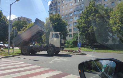 Як у Львові водії не можуть не проїхати через геніальність урбаністів. Фото: "Дорога на захід".