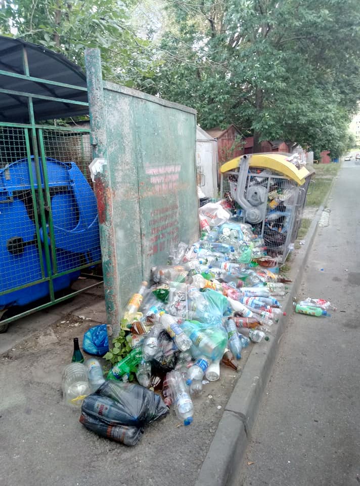 У Львові на вулиці Скорини - гори сміття. Фото Богдан Куфрик