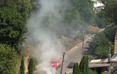 У Львові посеред дороги згоріла машина. Фото: Варта1.