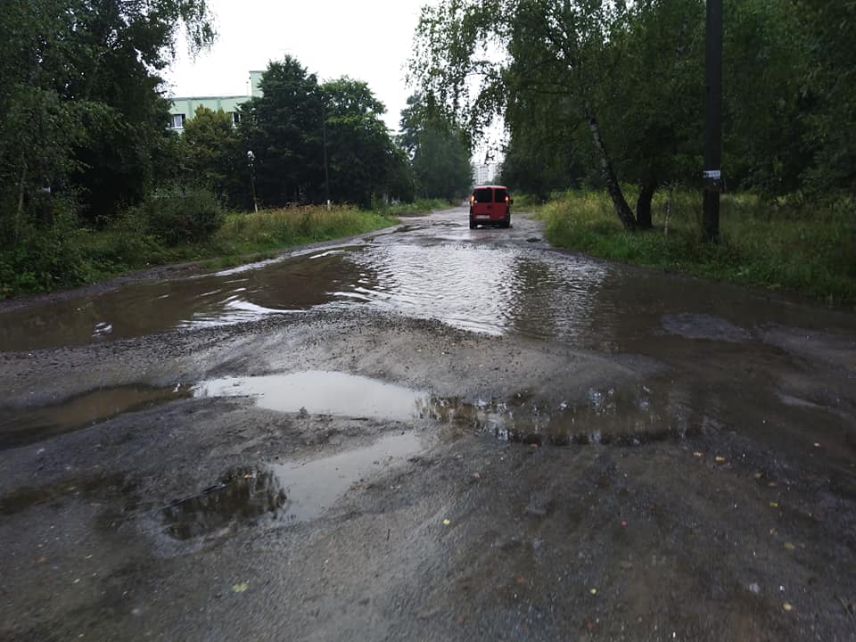 У Новояворівську затопило дорогу до залізничної станції. Фото: Іван Волицький