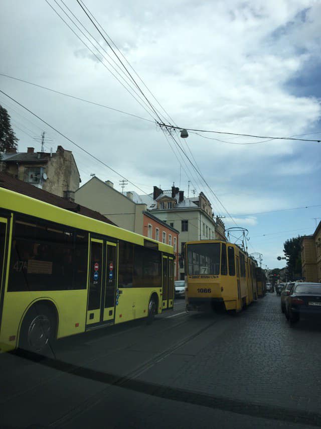 У Львові через ДТП ускладнився рух транспорту. Фото: Ігор Зінкевич.