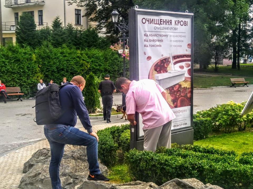 У Трускавці перед приїздом Зеленського змусили роззуватися "слуг народу". Фото: Українська Правда.