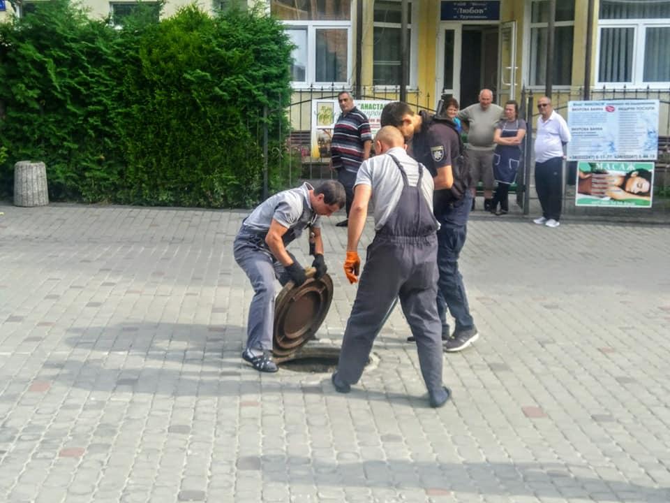 У Трускавці перед приїздом Зеленського змусили роззуватися "слуг народу". Фото: Українська Правда.