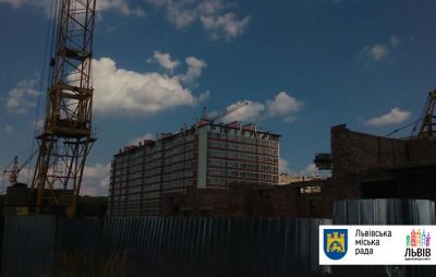 під приміщення міської ратуші вийшли невдоволені мешканці Львова, які придбали помешкання в будинку забудовника