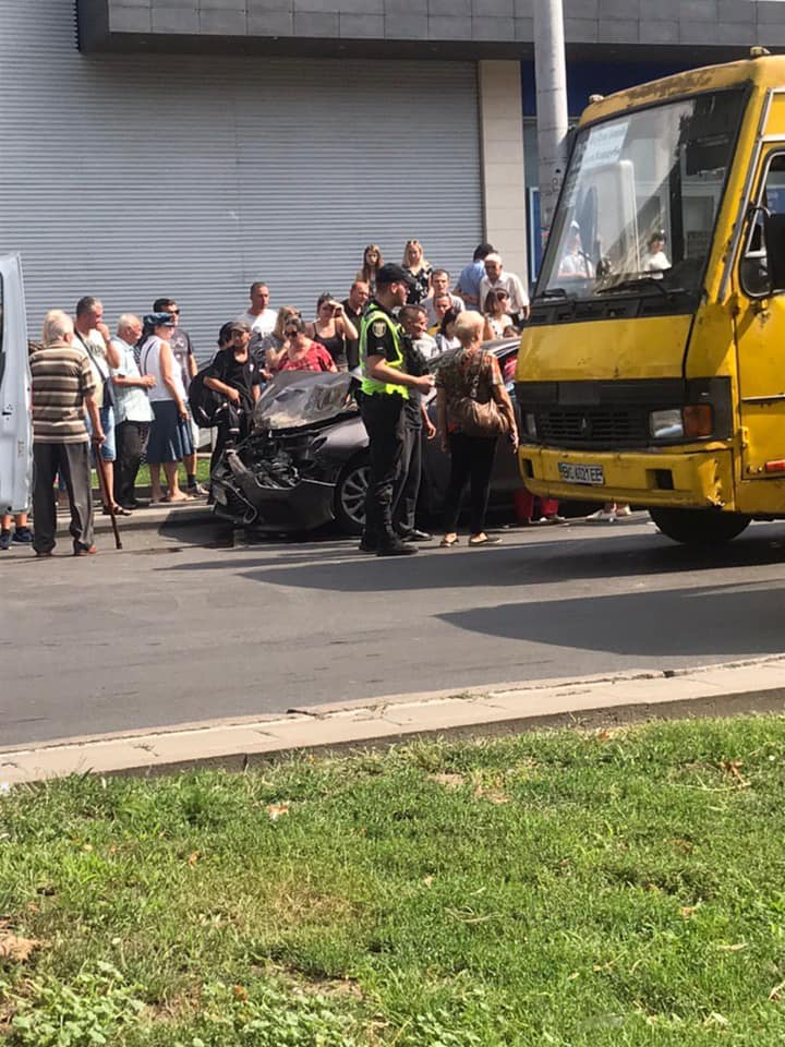 У центрі Львова автомобіль збив жінку і влетів у маршрутку на зупинці. Фото Варта1