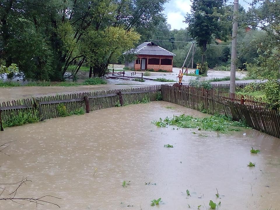 На Львівщині через негоду затопило село