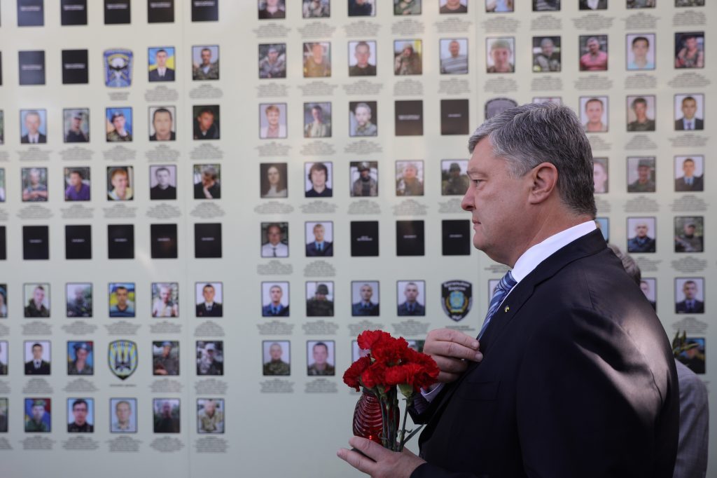 Петро Порошенко разом з депутатами фракції вшанували пам'ять загиблих захисників України