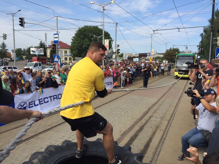 У Львові до Дня прапора встановили рекорд України з перетягування трамваїв. Фото: 4studio.