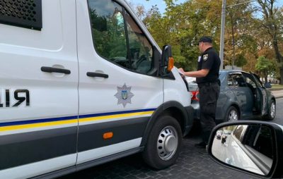 У Львові поліцейський бус врізався у автомобіль. Фото: Ігор Зінкевич.