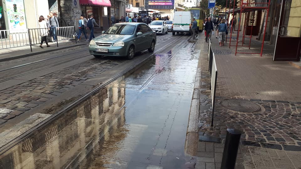 У центрі Львова стався прорив води. Фото Олег Радик
