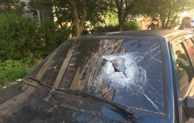 У Львові чоловік битою розбив вікна автівки