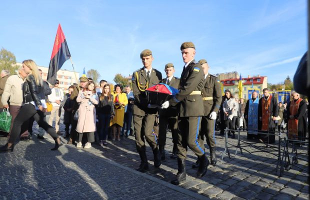 У Львові з військовими почестями перепоховали воїнів УПА. Фото Олександра Ганущина