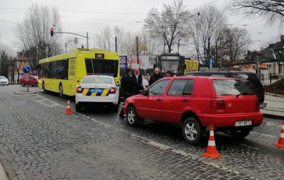 У Львові біля світлофору трапилась ДТП