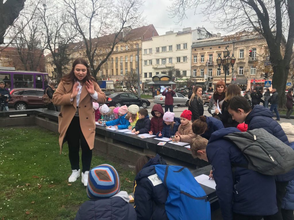 У центрі Львова стартувала акція до всесвітнього Дня дитини. Фото: 4studio.