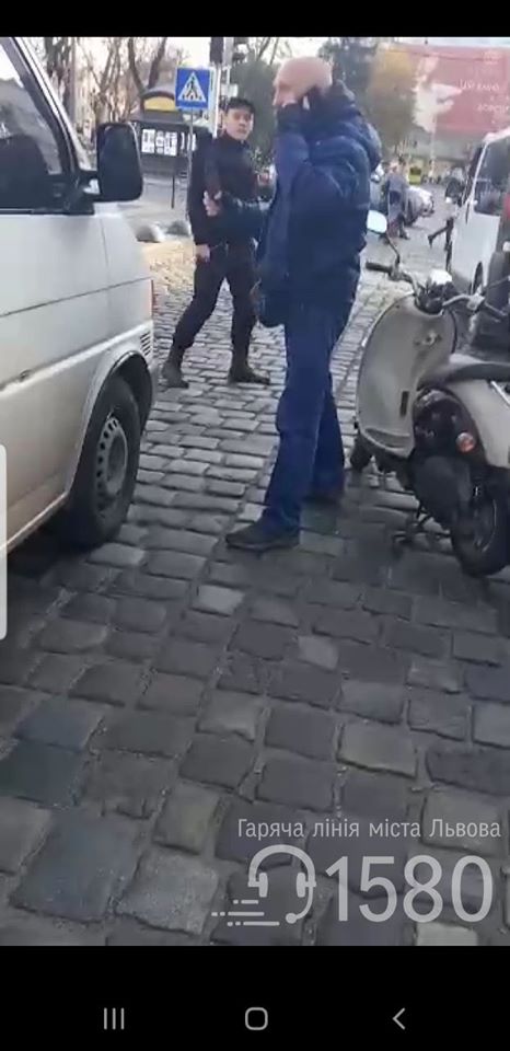 У Львові чоловік розтрощив автомобіль "Муніципальної варти". Фото: Гаряча лінія міста Львова.