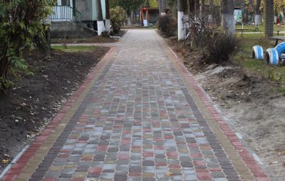 У Новояворівську за понад 100 тис грн відремонтували тротуар