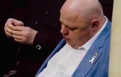 «Слуга народу» Микола Стефанчук заснув у залі Ради