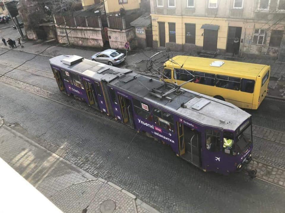 У Львові трамвай зійшов з рейок. Фото: Ігор Зінкевич.