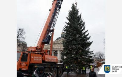 У Львові біля розгромленого фонтану встановили новорічну ялинку. Фото: ЛМР.