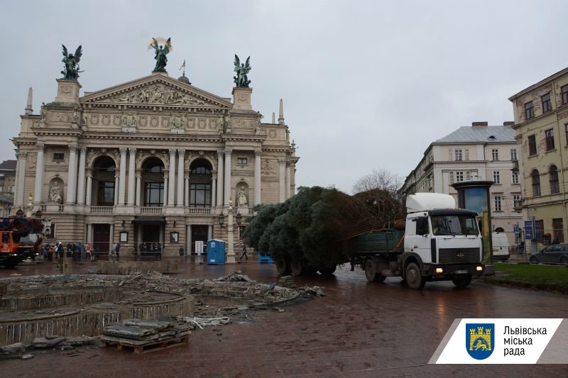 У Львові біля розгромленого фонтану встановили новорічну ялинку. Фото: ЛМР.