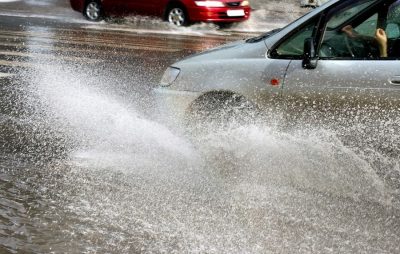 У Львові одну з вулиць заливає вода з каналізації
