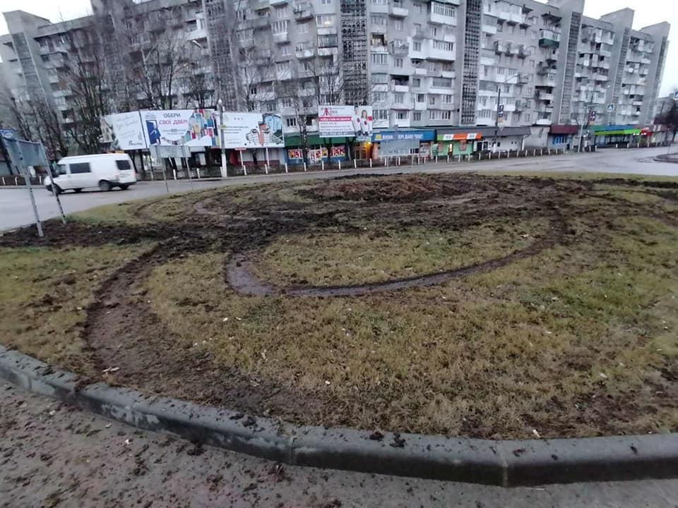 У Новояворівську водій автівки знищив клумбу на центральному кільці міста. Фото: відкриті джерела.