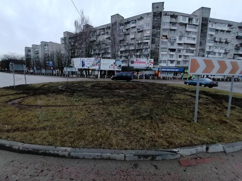 У Новояворівську водій автівки знищив клумбу на центральному кільці міста. Фото: відкриті джерела.