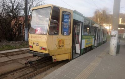 Мешканці Львова у трамваях змушені їздити стоячи через брудні сидіння. Фото: Оксана Шумська.