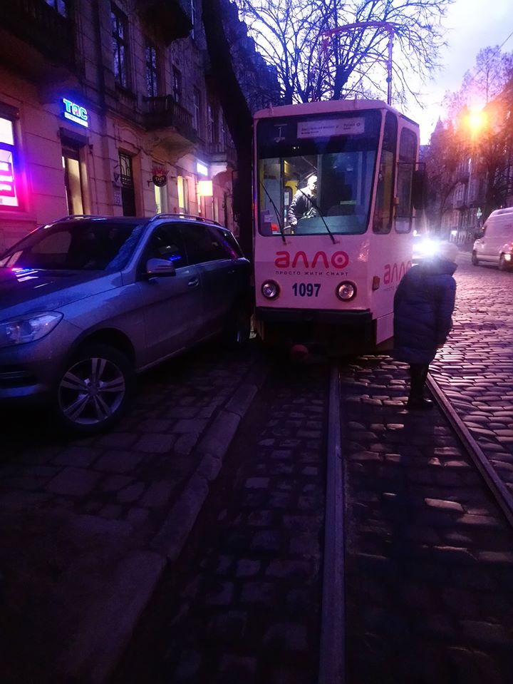 У Львові трамвай зійшов з рейок. Фото: Варта1.
