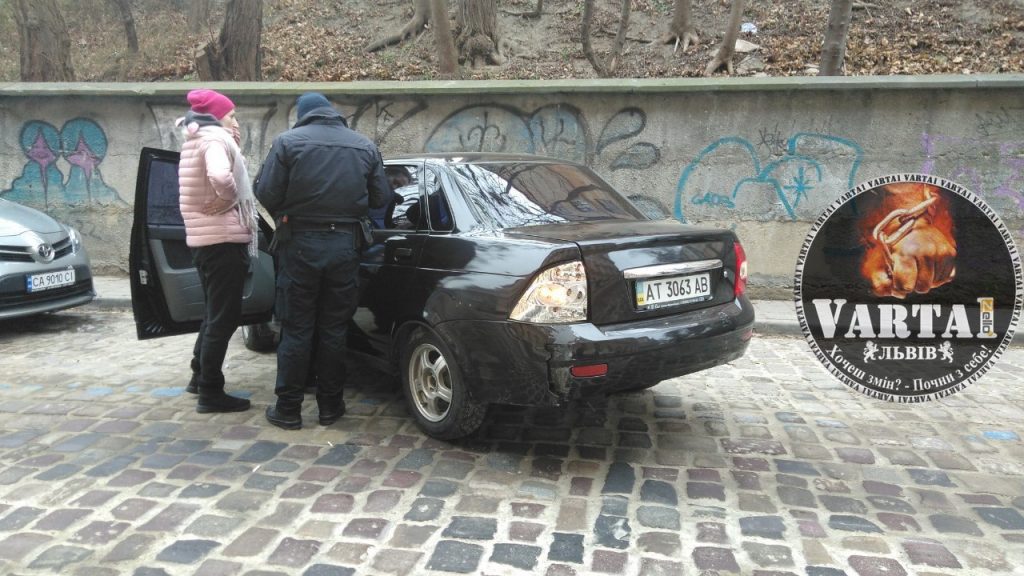 У Львові жінка протаранила дві автівки. Фото: Варта1.