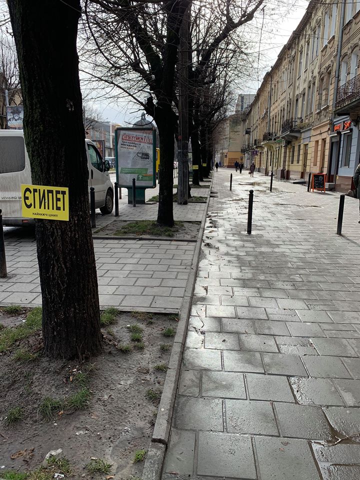 Як у Льовові реклама нищить дерева. Фото: Наталя Попович.