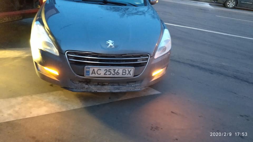 У Львові автомобіль зіткнувся з автобусом. Фото: Ігор Зінкевич.