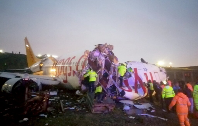 У турецькому аеропорту розвалився літак із пасажирами. Фото: відкриті джерела.