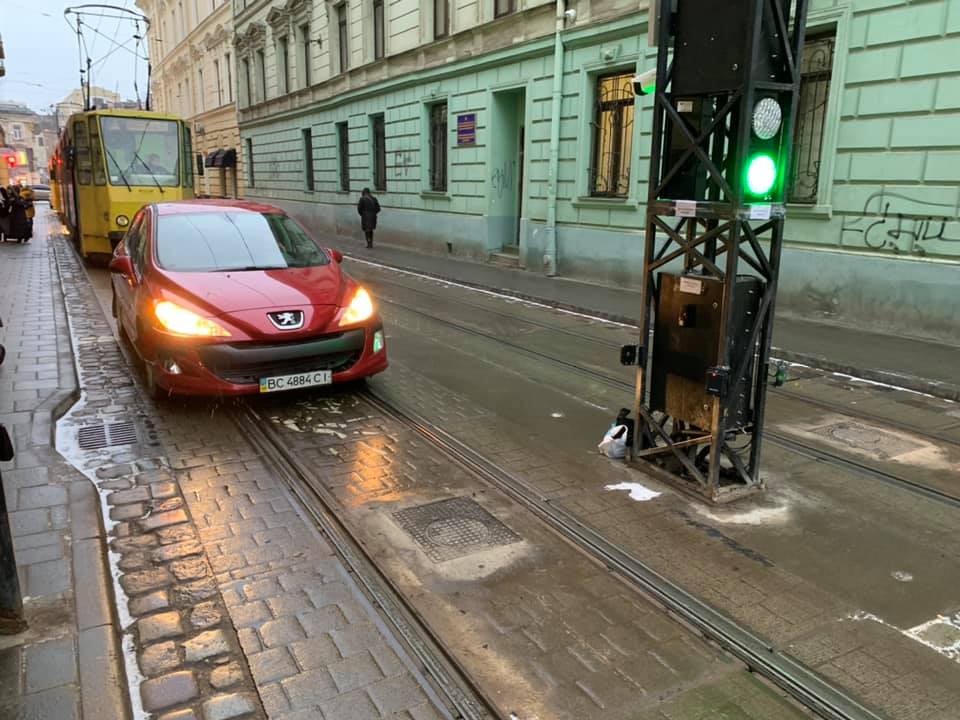 У Львові через ДТП перестали курсувати трамваї через центр міста. Фото: Ігор Зінкеич.