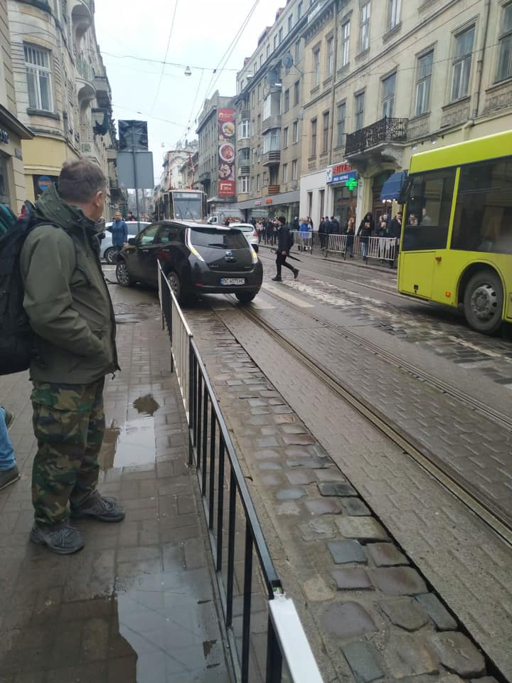 У Львові автомобіль вилетів на тротуар. Фото: Ігор Зінкевич.