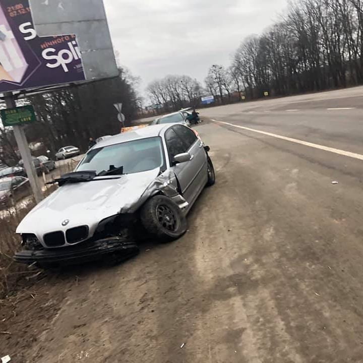 На Львівщині водій "BMW" влетів у припарковані автомобілі . Фото: Буськ онлайн.