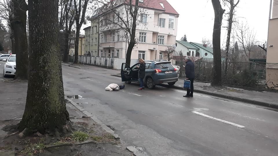 У Львові автомобіль збив жінку. Фото: Ігор Зінкевич.