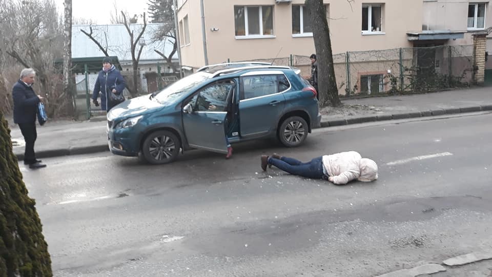 У Львові автомобіль збив жінку. Фото: Ігор Зінкевич.