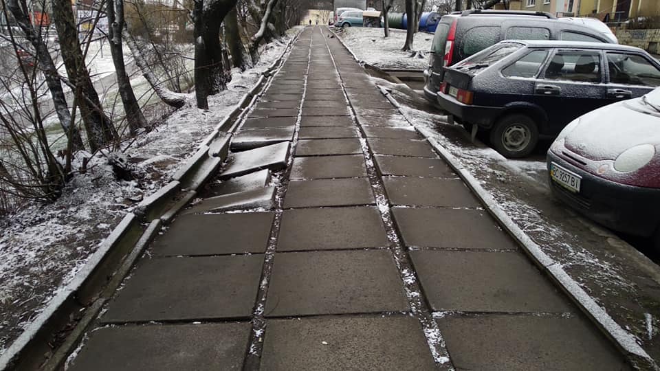 У Львові на тротуарі утворюється провалля. Фото: Роман Лагоцький.