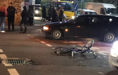 У Львові автомобіль збив велосипедиста. Фото: Ігор Зінкевич.
