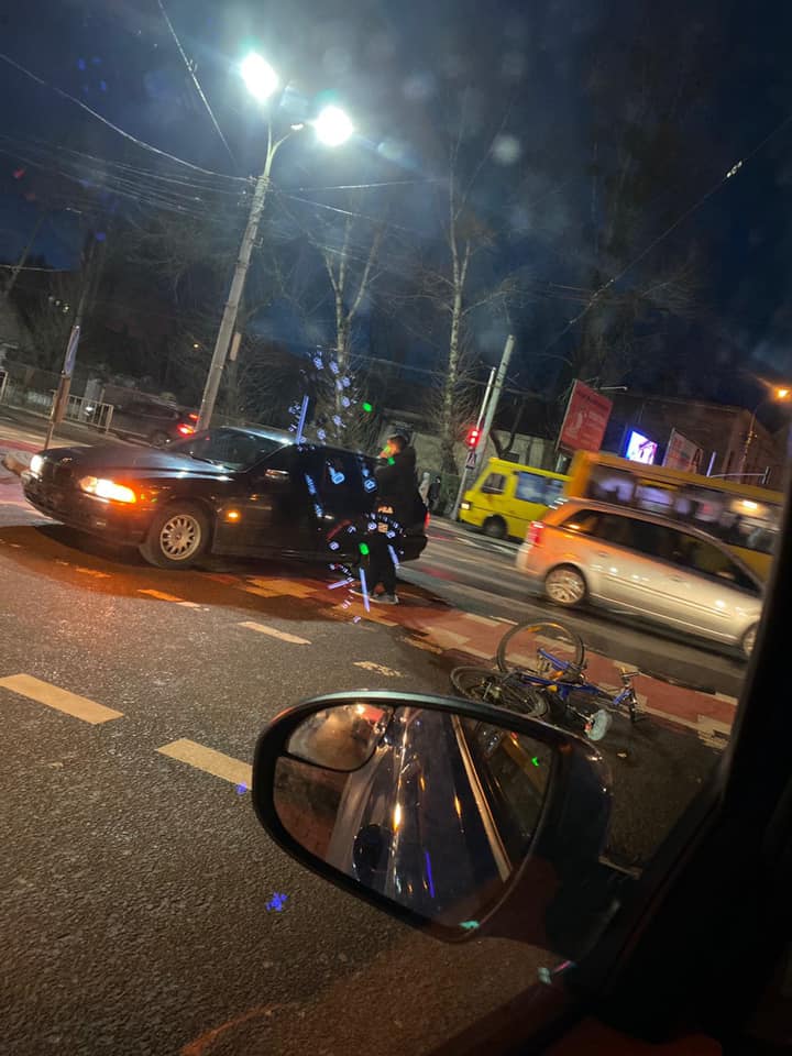 У Львові автомобіль збив велосипедиста. Фото: Ігор Зінкевич.
