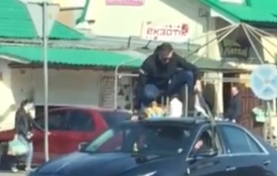 Як у Дрогобичі кандидат у мери міста катається на даху автомобіля. Фото: скриншот відео.