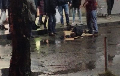 У Львові біля торгового центру лежить закривавлений чоловік