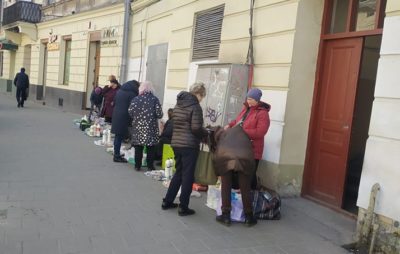 Як у Львові під час карантину процвітає стихійна торгівля. Фото: Olena Artomova‎.