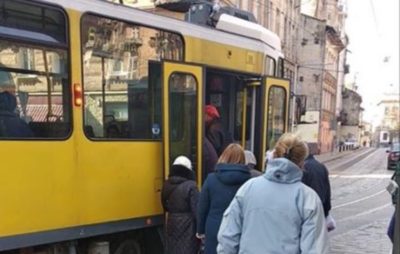 У Львові трамваї на зупинках почали відкривати тільки передні двері. Фото: Гаряча лінія міста Львова.