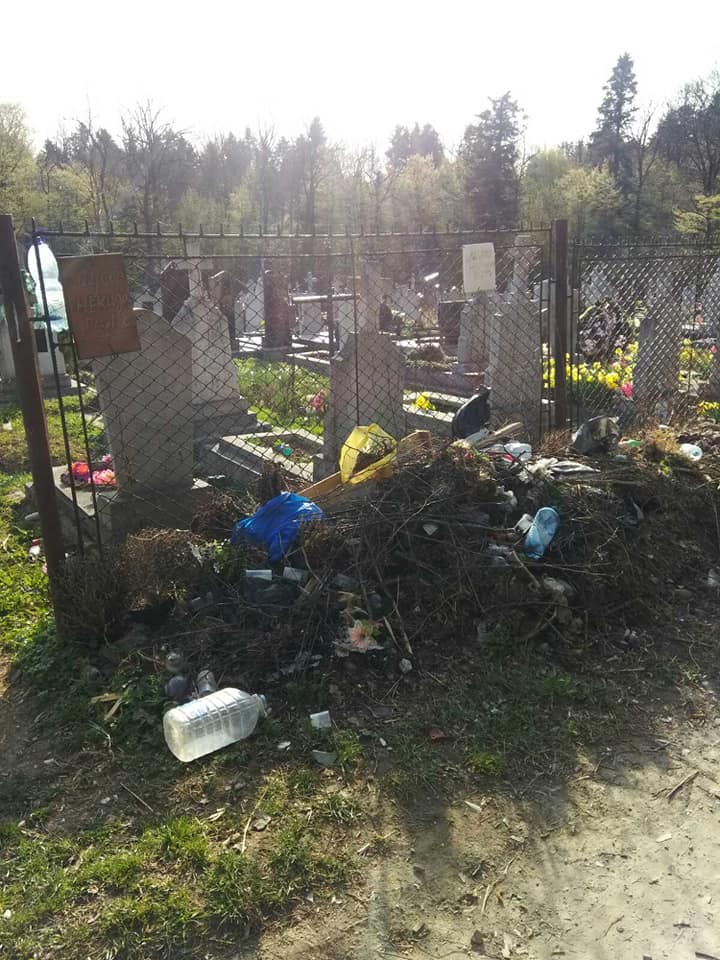 Як на Львівщині кладовище перетворюється у сміттєзвалище. Фото: Оксана Дмитрівна.