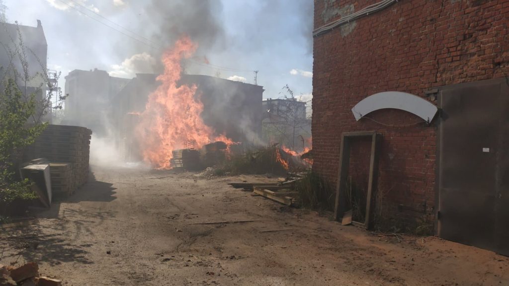 У Львові масштабна пожежа охопила завод "Світанок"