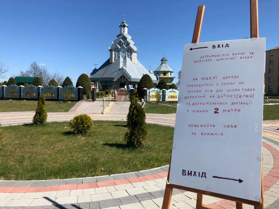 У Яворові освячують паску. Світлина: Церква Покрови Пресвятої Богородиці.