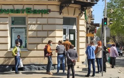 У Львові під час крантину люди масово почали відвідувати банки. Фото: Solomia Rybotytska.